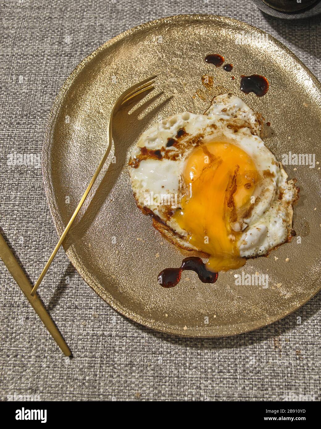 Uovo fritto con aceto balsamico e sale marino Foto Stock