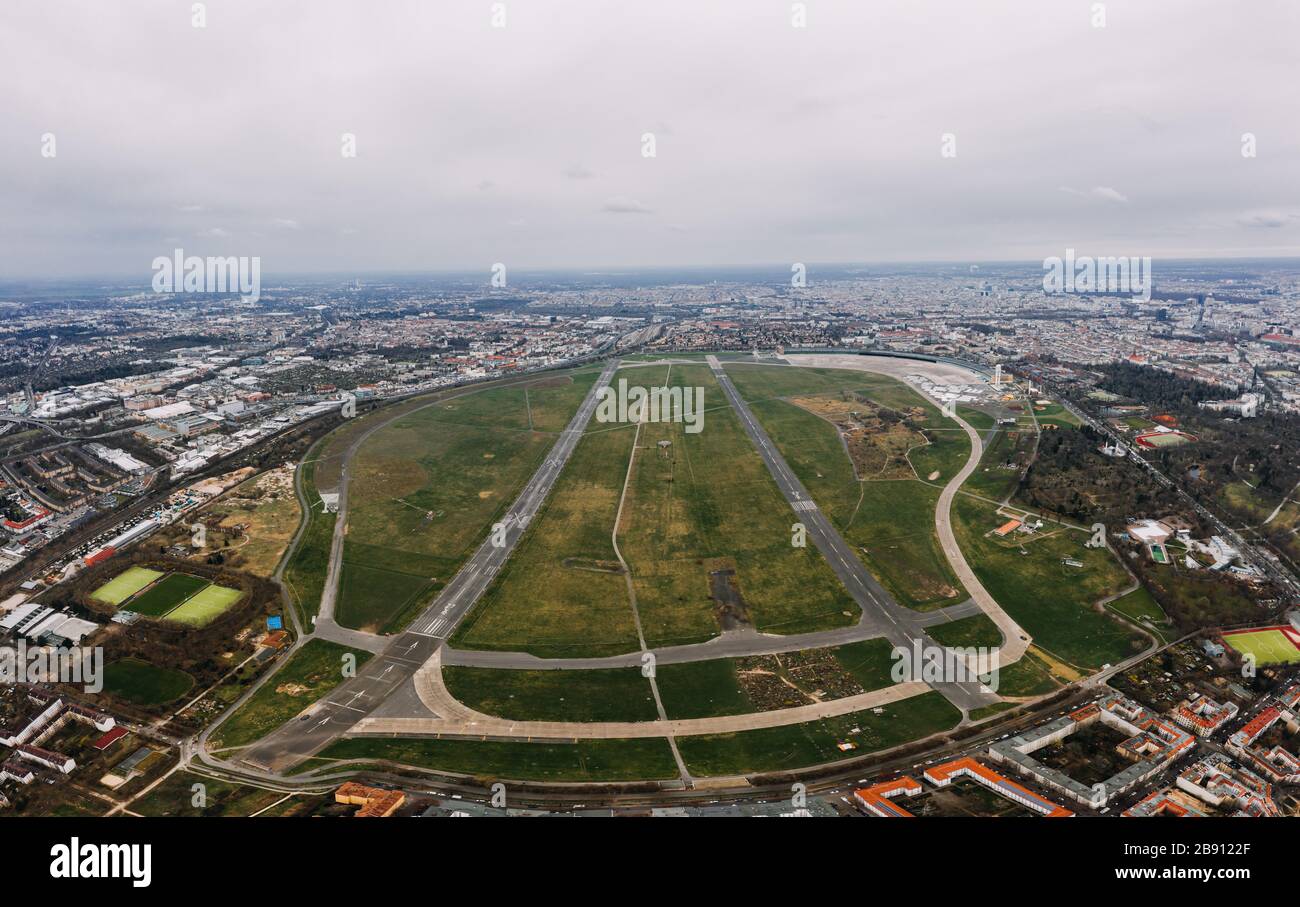 Foto aerea della pista di un aeroporto Tempelhofer Feld, Berlino Foto Stock
