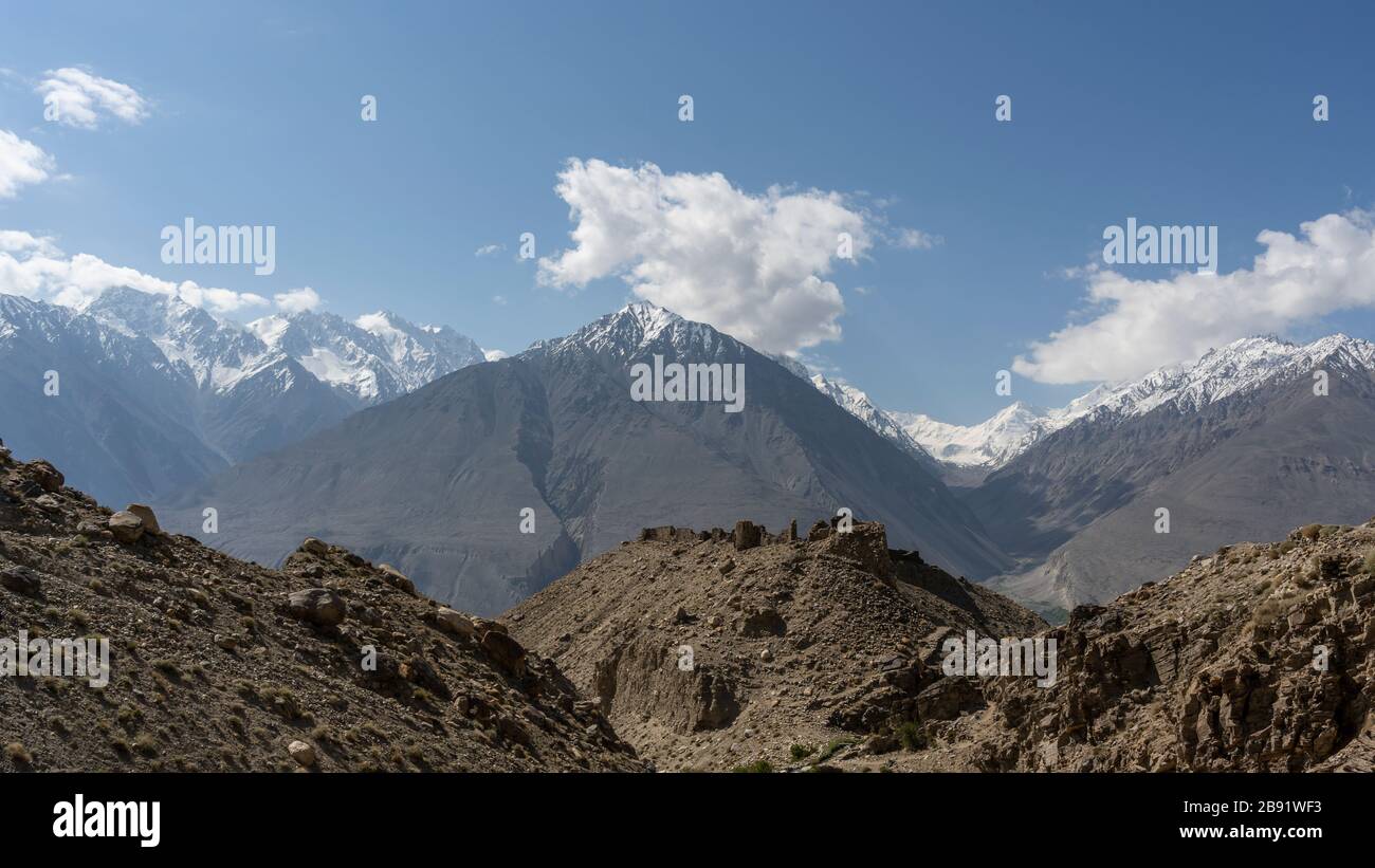 Fortezza di Yamchun nel Corridoio di Wakhan in Tagikistan con grandi montagne innevate. Foto Stock