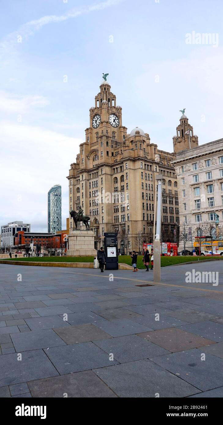 Il Liver Building al Pier Head di Liverpool. Merseyside. Foto Stock