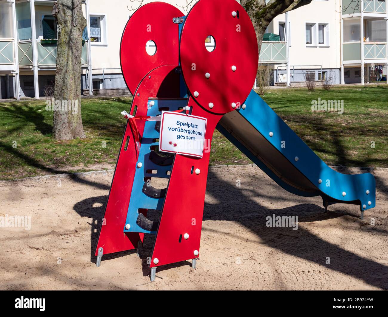 Scivolo del parco giochi temporaneamente chiuso a causa del virus corona in tedesco Foto Stock