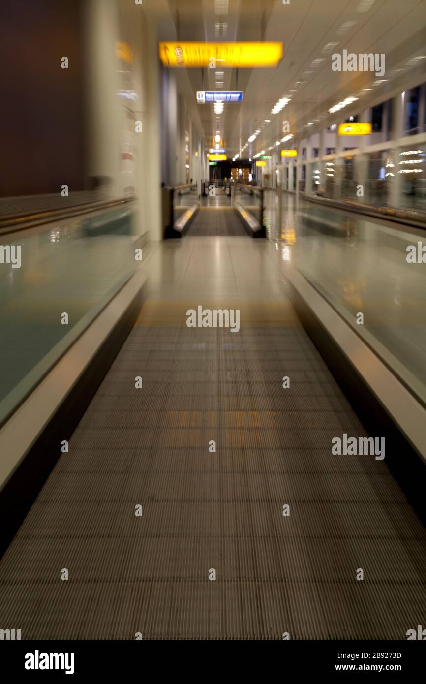 movimento viaggiatori sfocati in aeroporto senza persone Foto Stock