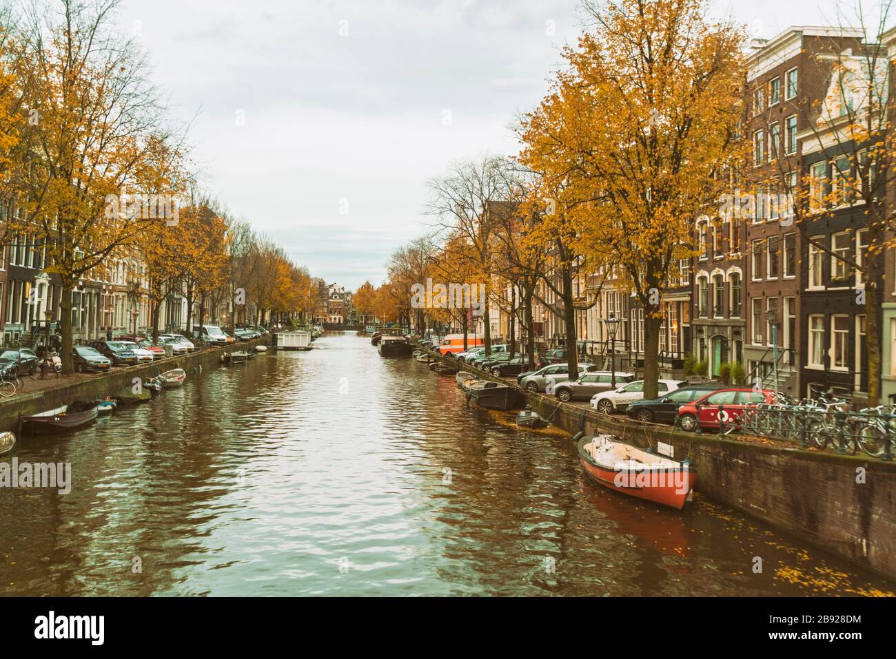 Canale o canale di Amsterdam presso il quartiere a luci rosse in autunno Foto Stock