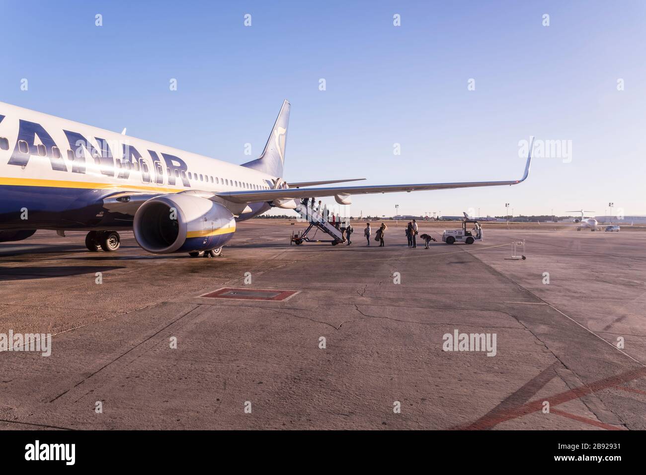 Passeggeri a bordo di un aereo all'aeroporto di Valencia Foto Stock