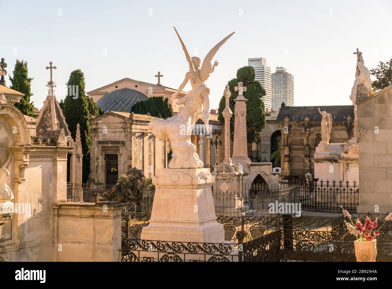 Statue di angeli e croci al cimitero di Poblenou a barcellona Foto Stock