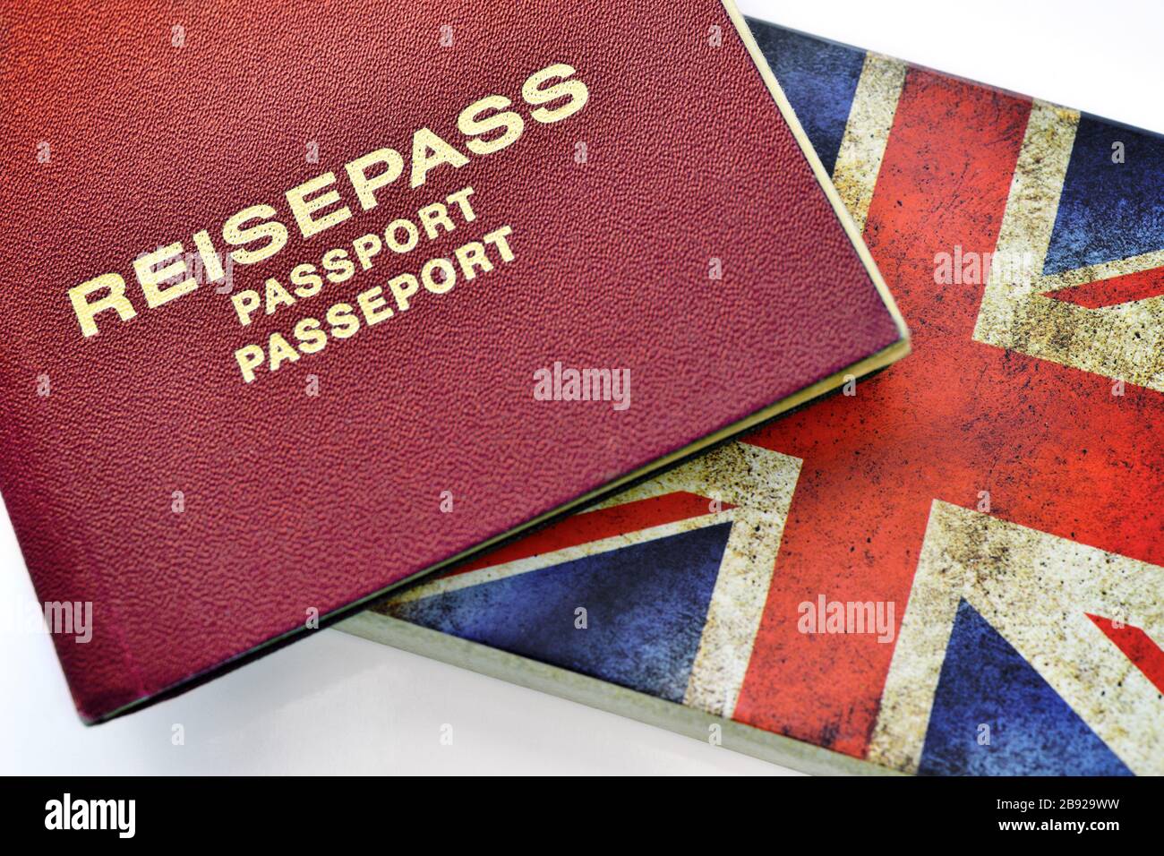Passaporto tedesco sulla bandiera della Gran Bretagna, Deutscher Reisepass auf der Fahne von Großbritannien Foto Stock