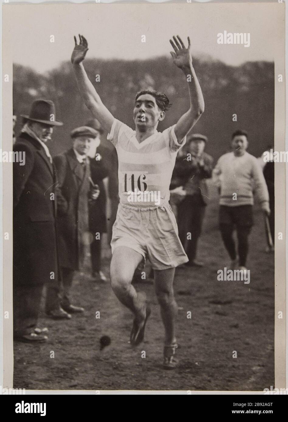 Saint-Germain 8 febbraio 1931. Campionati di Parigi / Cross Country. / arrivo di Rerolie il vincitore. Vincitore del Rerolie Bet Championship Cross Country, Saint-Germain. "Arrivée de Rerolie vainqueur du Championnat de Paris de Cross Country, Saint-Germain". Photographie de Ghier pour l'agence Rol. 8 février 1931. Parigi, musée Carnavalet. Foto Stock