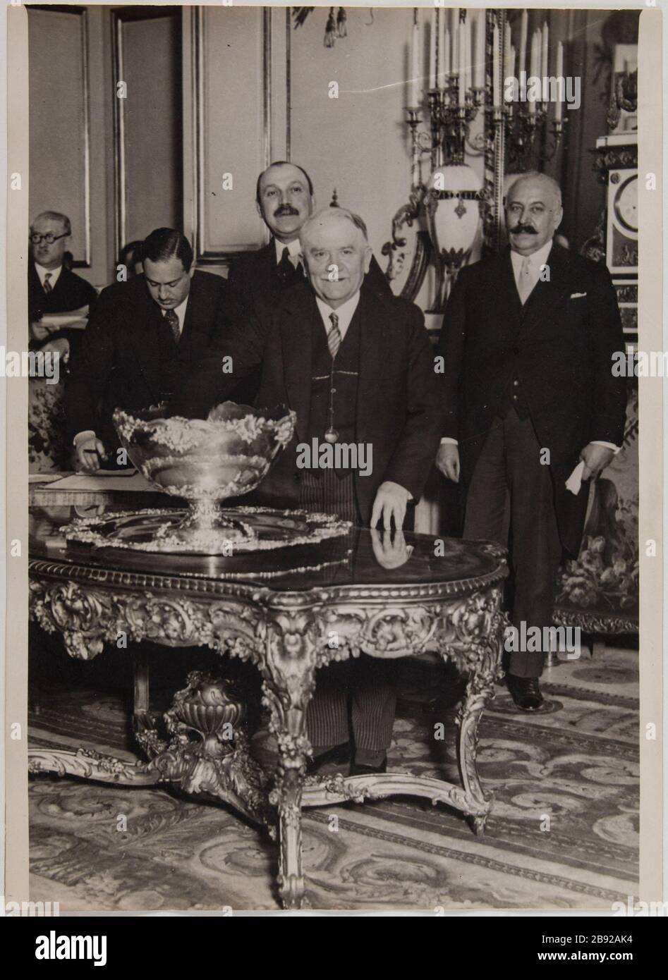 Pareggio per la Coppa Davis. Gaston Doumergue, Presidente della Repubblica, in balia del primo scrutinio, l'Elysee Palace, 55 Rue du Faubourg Saint-Honoré, 8 ° arrondissement, Parigi, 4 febbraio 1931. "Tirage au sort de la Coupe Davis. Gaston Doumergue, président de la République tyre au sort le Premier Bulletin, palais de l'Elysée, Parigi (VIIIème arr.)". Photographie de la Vévrier 4 1931. Parigi, musée Carnavalet. Foto Stock
