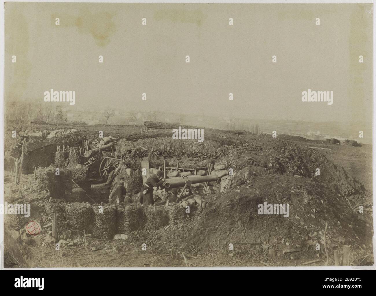 Guerra prussiana Franco, trincea con soldati e cannoni, 1870. Guerre franco prusienne, tranchée avec des soldats et des canons, 1870. Anonima fotographie. Tirage sur papier albuminé. Parigi, musée Carnavalet. Foto Stock Guerra prussiana Franco, trincea con soldati e cannoni, 1870. Guerre franco prusienne, tranchée avec des soldats et des canons, 1870. Anonima fotographie. Tirage sur papier albuminé. Parigi, musée Carnavalet. Foto Stock