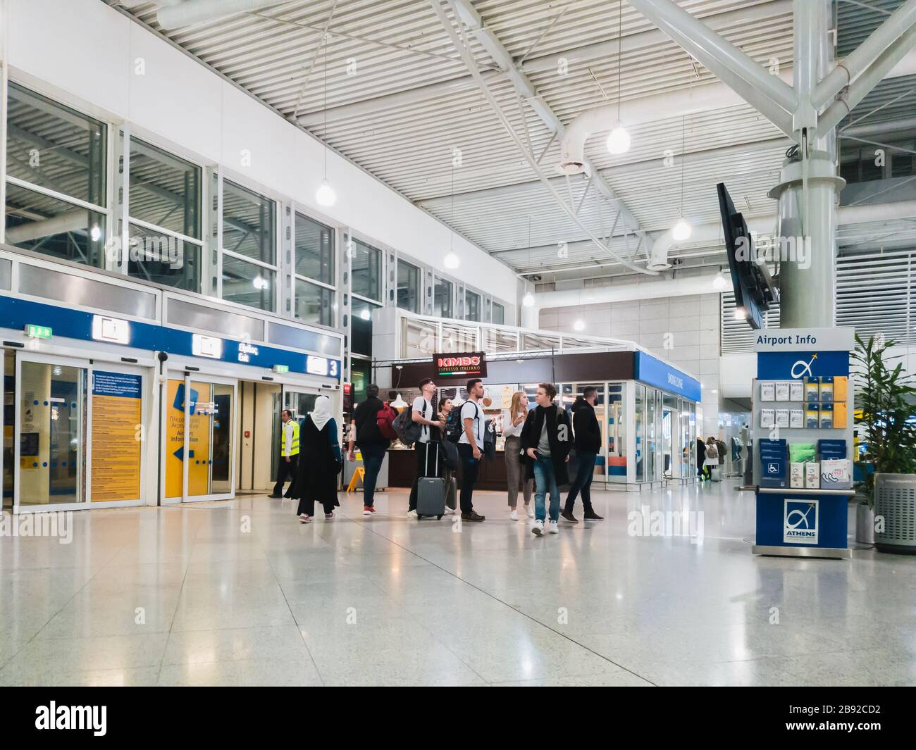 Atene, Grecia - Febbraio 11 2020: Passeggeri nella sala delle partenze del terminal principale dell'aeroporto internazionale di Atene Eleftherios Venizelos Foto Stock