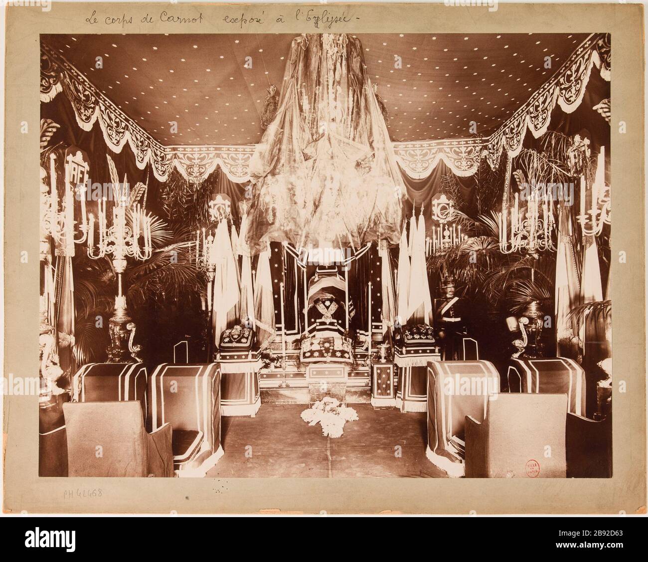 Il corpo di Carnot esposto all'Elysee. Esposizione del corpo del Presidente Sadi Carnot (1837-1894) al Palazzo Elysee, 8 ° arrondissement, Parigi Albert Brichaut. Le Corps de Carnot exposé à l'Elysée. Exposition du Corps du président Sadi Carnot (1837-1894) à l'Elysée, 8ème circondario, Parigi. Tirage au gélatino- clorure. 1894. Parigi, musée Carnavalet. Foto Stock