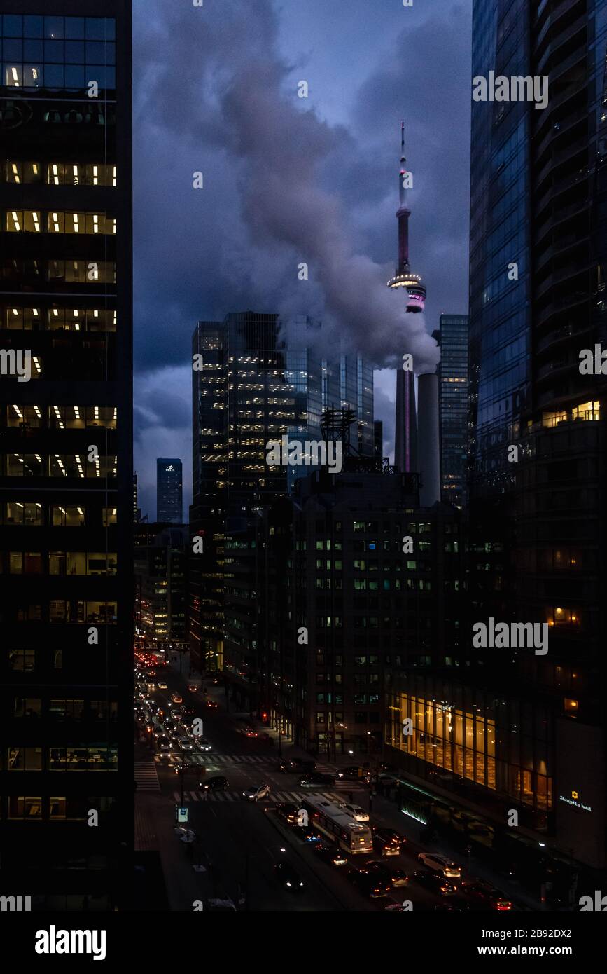 CN Tower e alti edifici nel centro di Toronto, Canada di notte. Foto Stock