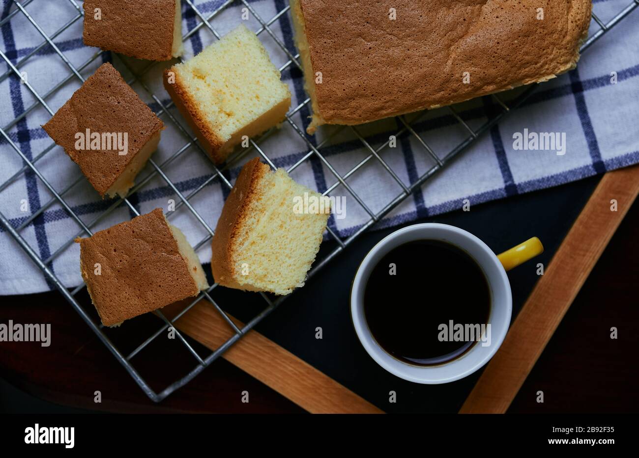 Caffè nero con pan di Spagna per vetrini Foto Stock