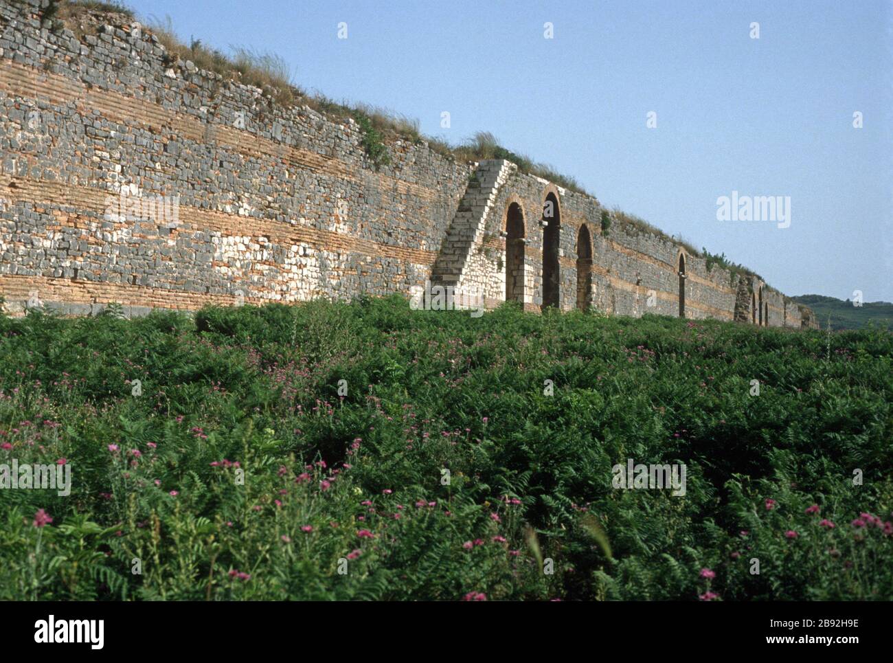 Mura dell'antica città di Nicopoli, costruita da Augusto Cesare (ex Ottaviano) per commemorare la sua vittoria sulle flotte di Marco Antonio e Cleopatra nella battaglia navale di Actium, che si è svolta nelle vicinanze. Vicino a Preveza, Epiro, Grecia. Nicopolis ha lo status di patrimonio dell'umanità dell'UNESCO. Foto Stock
