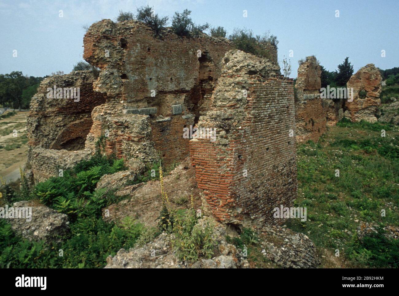 Mura dell'antica città di Nicopoli, costruita da Augusto Cesare (ex Ottaviano) per commemorare la sua vittoria sulle flotte di Marco Antonio e Cleopatra nella battaglia navale di Actium, che si è svolta nelle vicinanze. Vicino a Preveza, Epiro, Grecia. Nicopolis ha lo status di patrimonio dell'umanità dell'UNESCO. Foto Stock