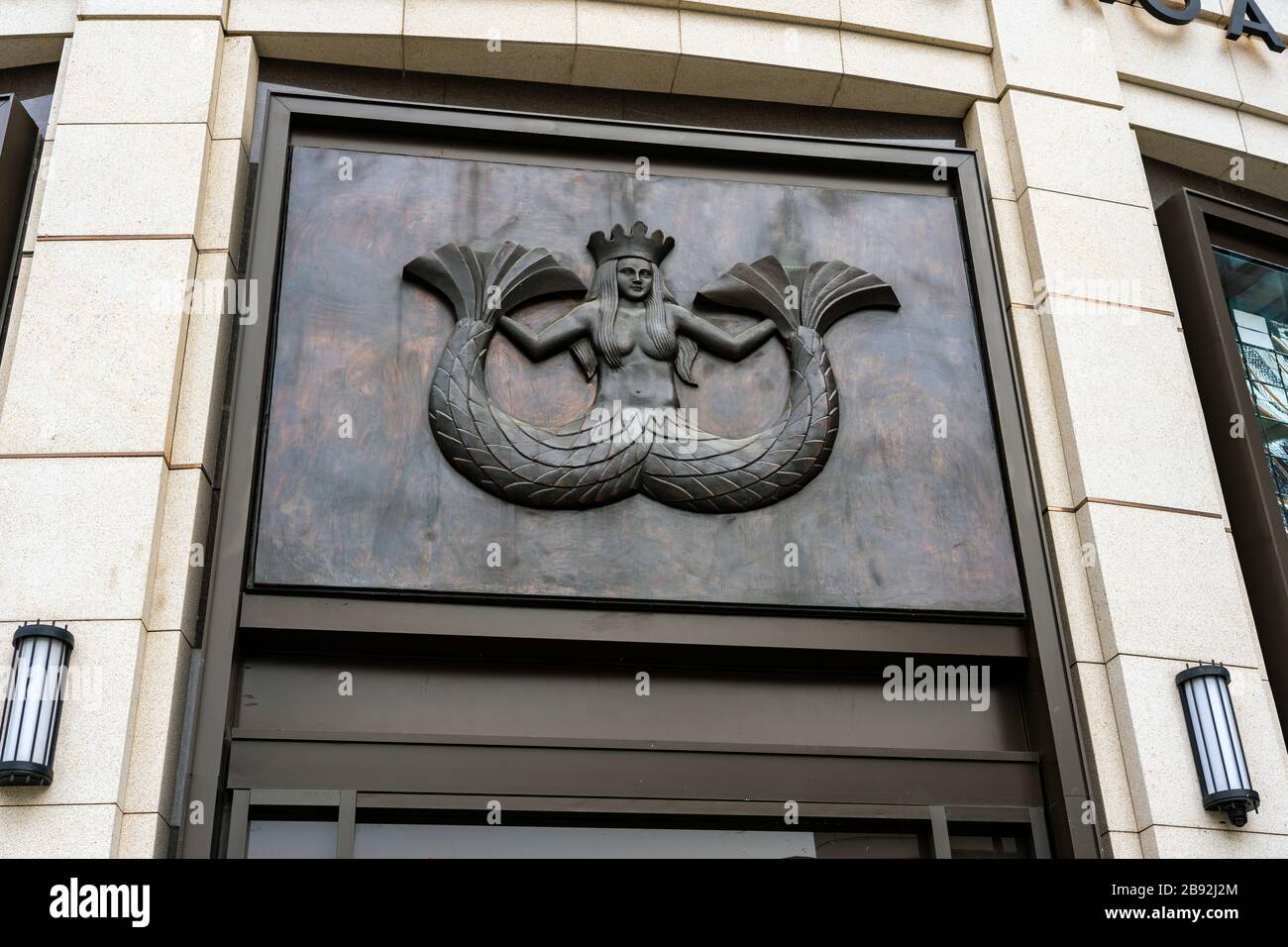 SHANGHAI, CINA - 10 NOVEMBRE 2018. Starbucks Signage per il più grande Flagship Store di Shanghai. Famoso logo della Sirenetta per il famoso caffè Foto Stock