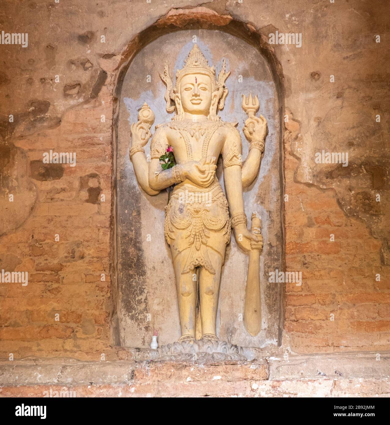 Statua del Buddha all'interno del vecchio Bagan pagoda, Myanmar. Bagan è famosa per i templi antichi. Foto Stock