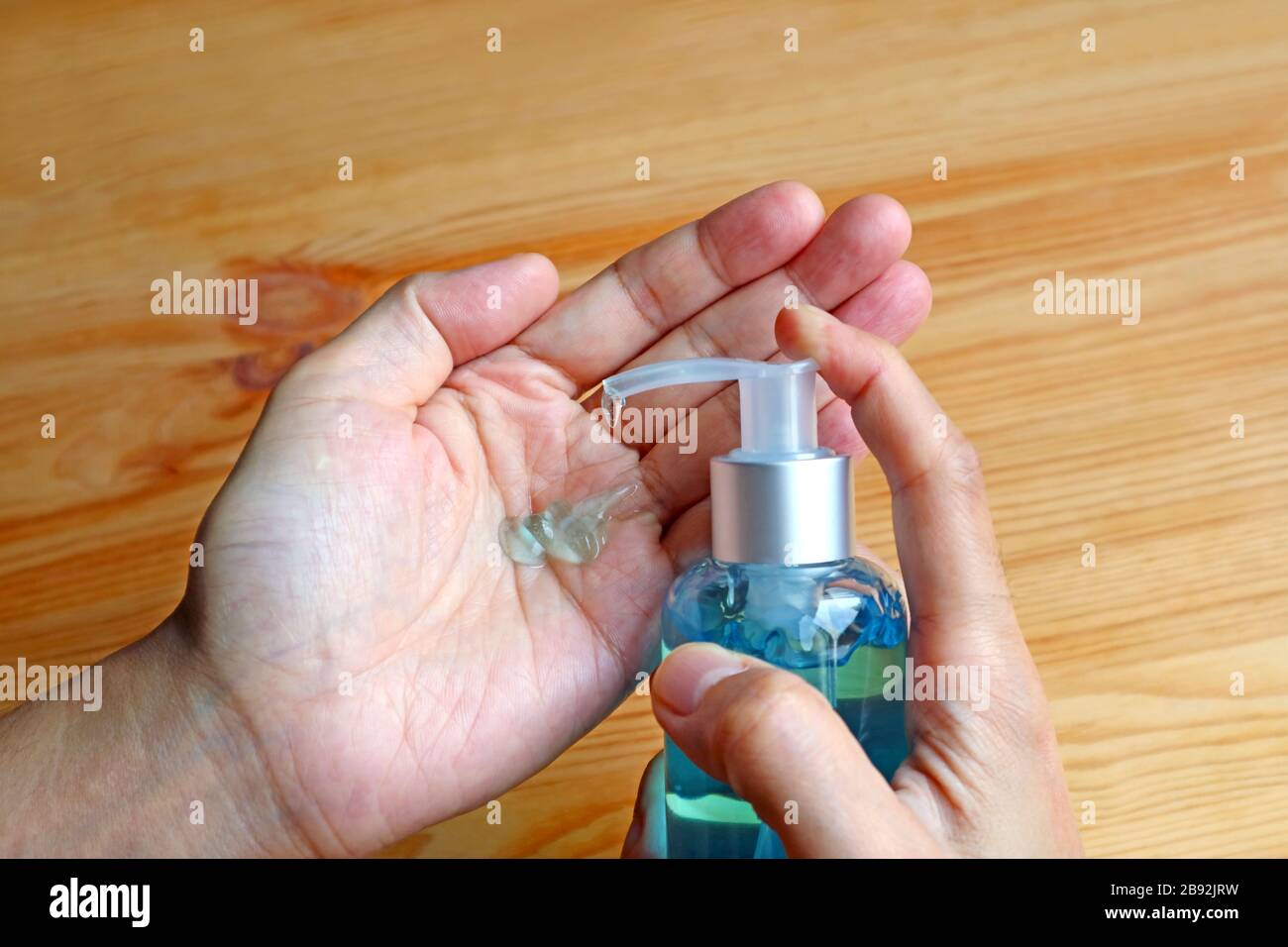 Applicazione di gel detergente imbevuto di alcool per il lavaggio delle mani per prevenire l'influenza Foto Stock