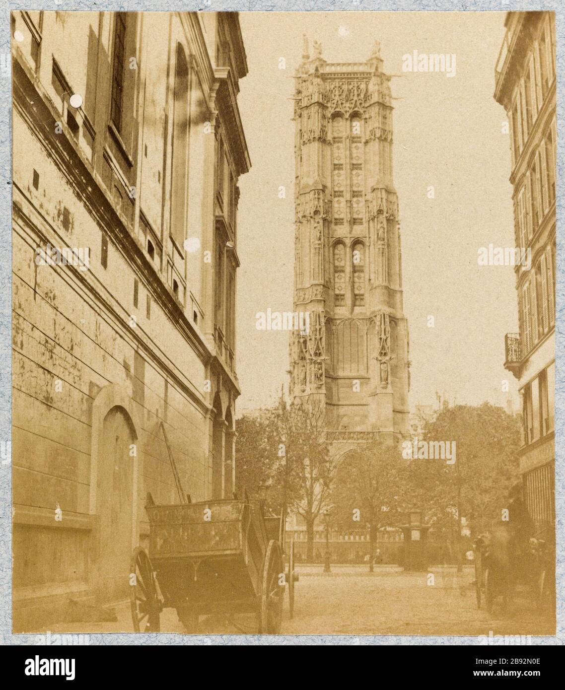 Vista del Tour Saint-Jacques da un vicolo, 4 ° arrondissement, Parigi Vue de la tour Saint-Jacques depuis une ruelle. Parigi (IVème arr.). Anonima fotographie. Tirage sur papier albuminé. Parigi, musée Carnavalet. Parigi, musée Carnavalet. Foto Stock
