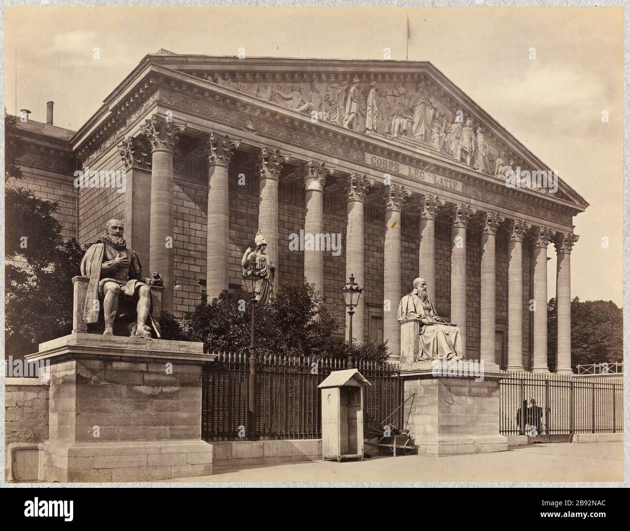 Di fronte al Palais Bourbon, 7 ° arrondissement, Parigi façade du palais Bourbon. Parigi (VIIème arr.). Anonima fotographie. Tirage sur papier albuminé. Parigi, musée Carnavalet. Parigi, musée Carnavalet. Foto Stock