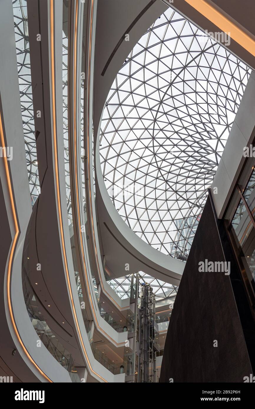 Struttura in acciaio di vetro a doppia curva di una cupola o lucernario sopra un atrio di un centro commerciale. Foto Stock