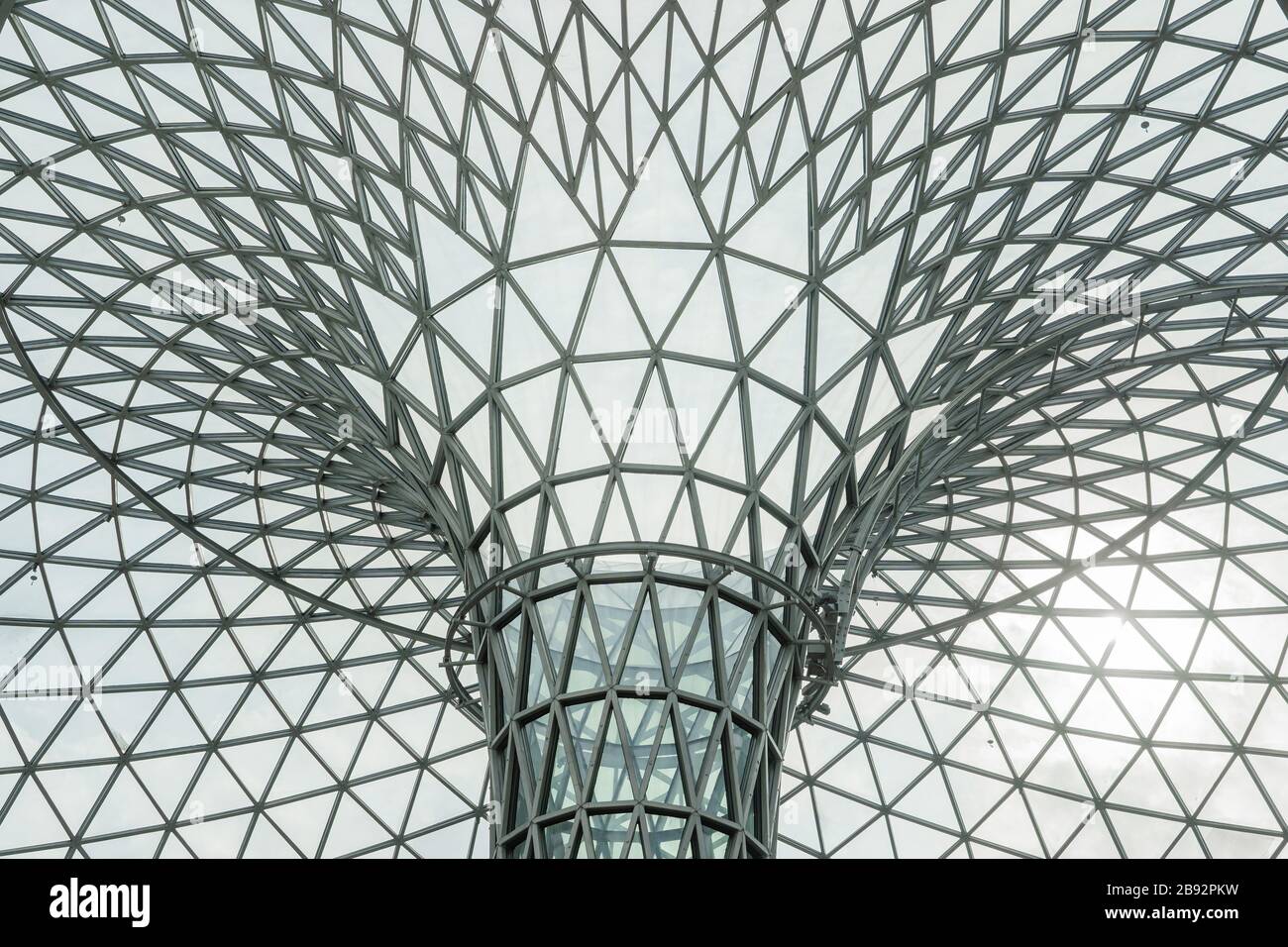 Lucernario a forma di imbuto a doppia curva. Struttura architettonica in acciaio di vetro di una cupola. Progettazione parametrica. Foto Stock