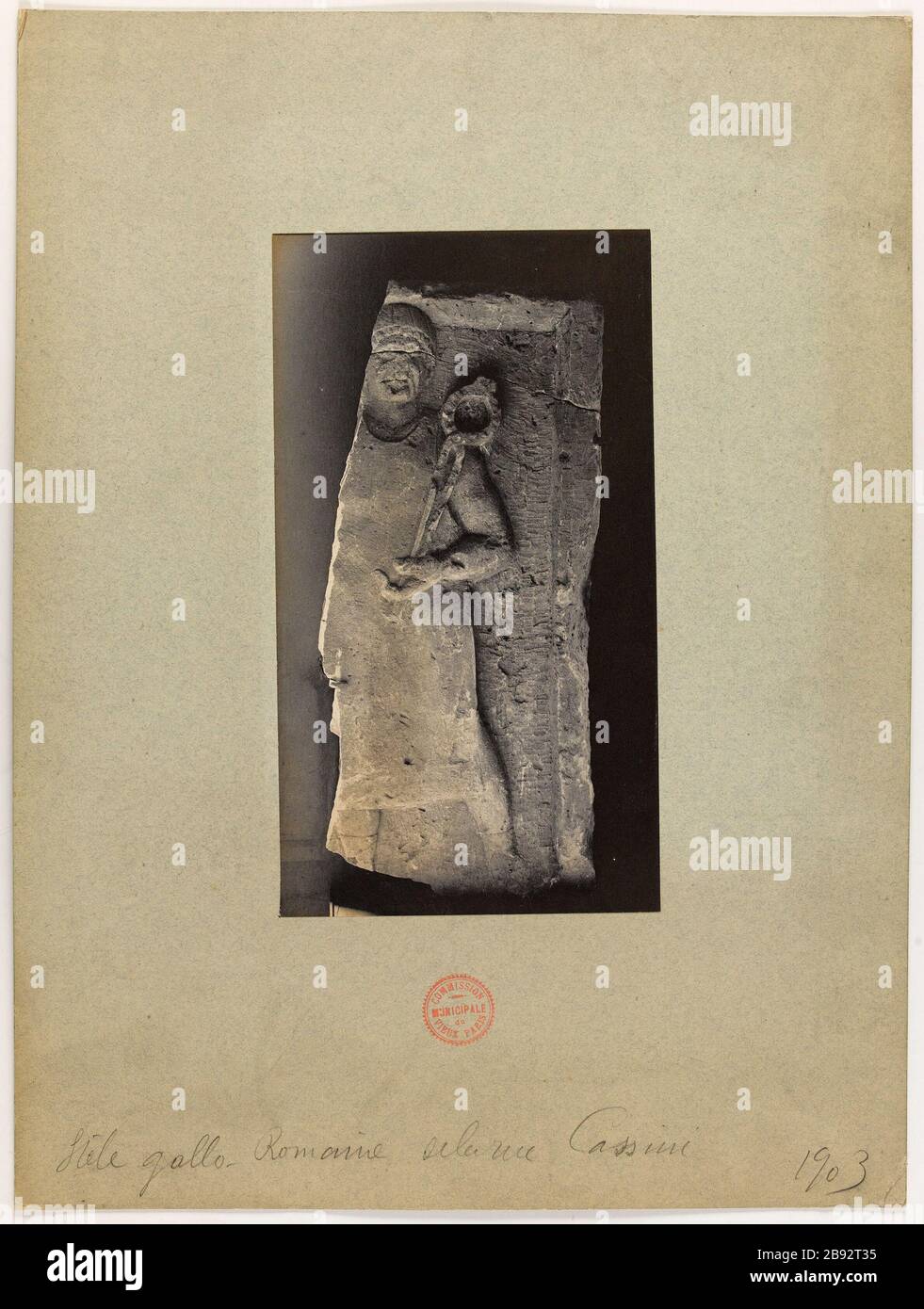 Via gallo-romana Cassini 1903. Gallo-romana stele da via Cassini, 14 ° arrondissement, Parigi Berthaud. Stèle gallo-romaine de la rue Cassini 1903. 'Stèle gallo-romaine provenant de la rue Cassini, 14ème circondario, Parigi'. En 1903-1903. Parigi, musée Carnavalet. Foto Stock