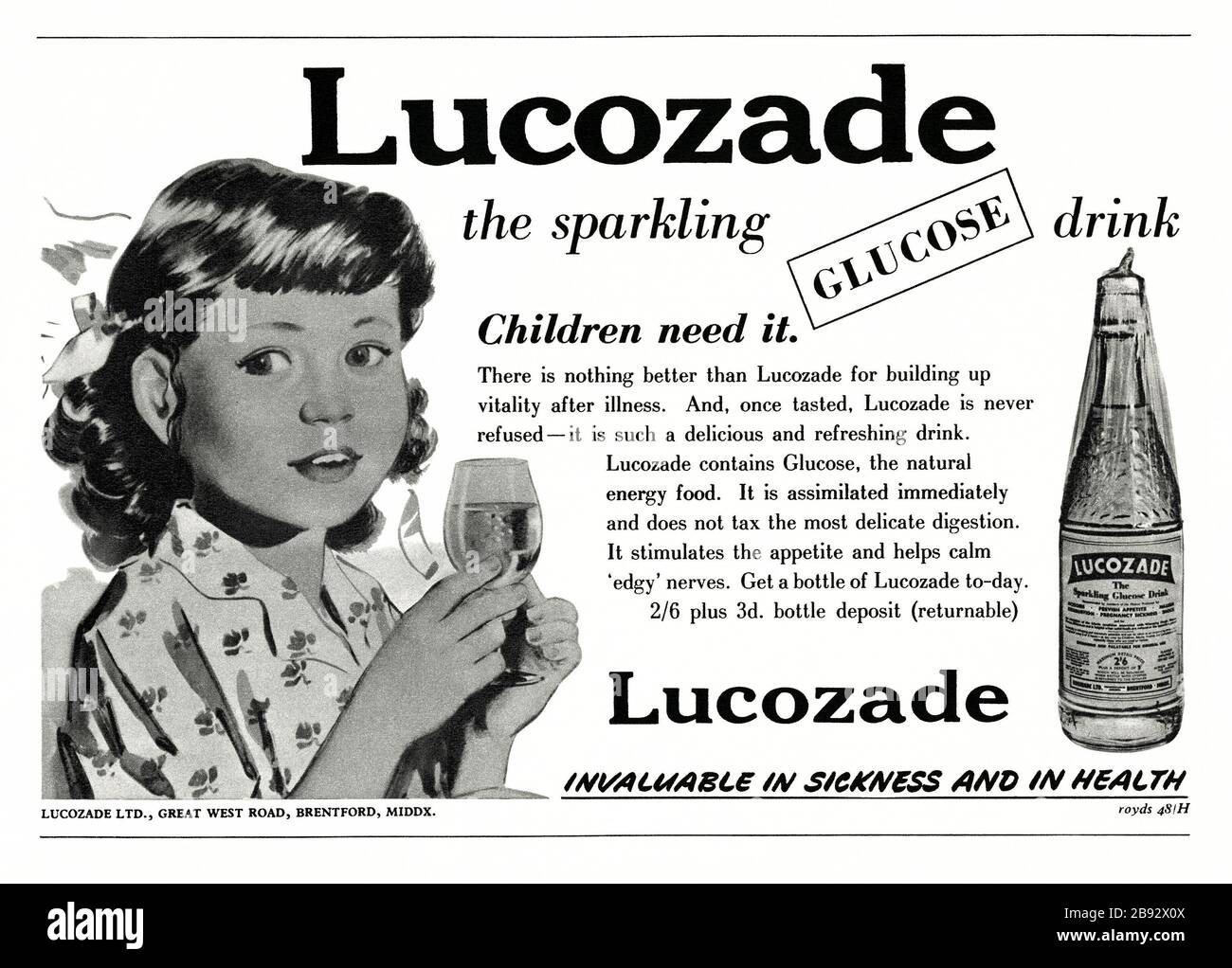 Un'inserzione degli anni '50 per Lucozade, un marchio di bibita energica. L'annuncio è apparso in una rivista pubblicata nel Regno Unito nel febbraio 1952. L'annuncio si rivolge alla salute dei bambini e mostra una bambina e la bottiglia di vetro con il caratteristico involucro di cellophane. Originariamente chiamata "Glucozade", la bevanda fu inventata da William Walker Hunter nel 1927. Il prodotto è stato acquistato dal Gruppo Beecham nel 1938 e ribattezzato Lucozade. Lucozade era disponibile originariamente in una varietà, che aveva un sapore di agrumi. Il suo famoso slogan "Lucozade Aids recovery" fu sostituito da "Lucozade replaces lost Energy" nel 1983. Foto Stock