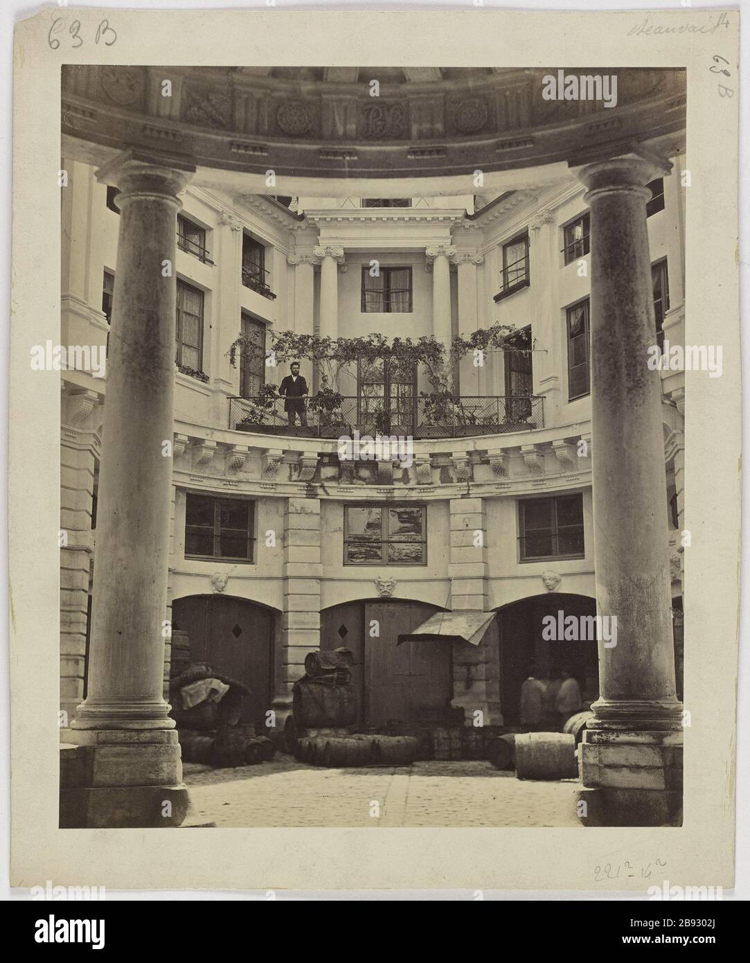 Durante il Hôtel de Beauvais. Court Hotel Beauvais, Via François-Miron, 4 ° distretto, Parigi le Marais. Hôtel de Beauvais, la cour, 68 rue François-Miron, Parigi (IVème arr.). Anonima fotographie. Tirage sur papier albuminé. Parigi, musée Carnavalet. Foto Stock