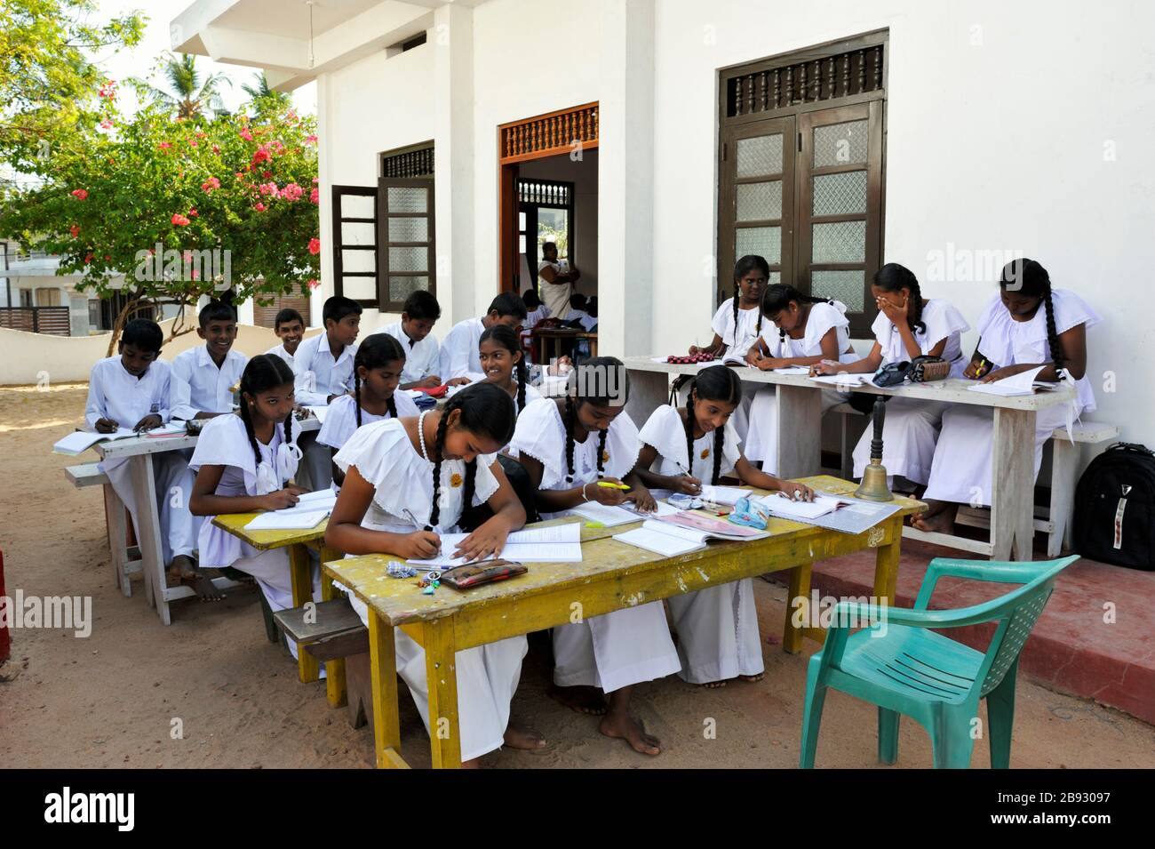 Sri Lanka, Mirissa, tempio buddista Dhammikagiri Viharaya, scuola buddista domenicale Foto Stock