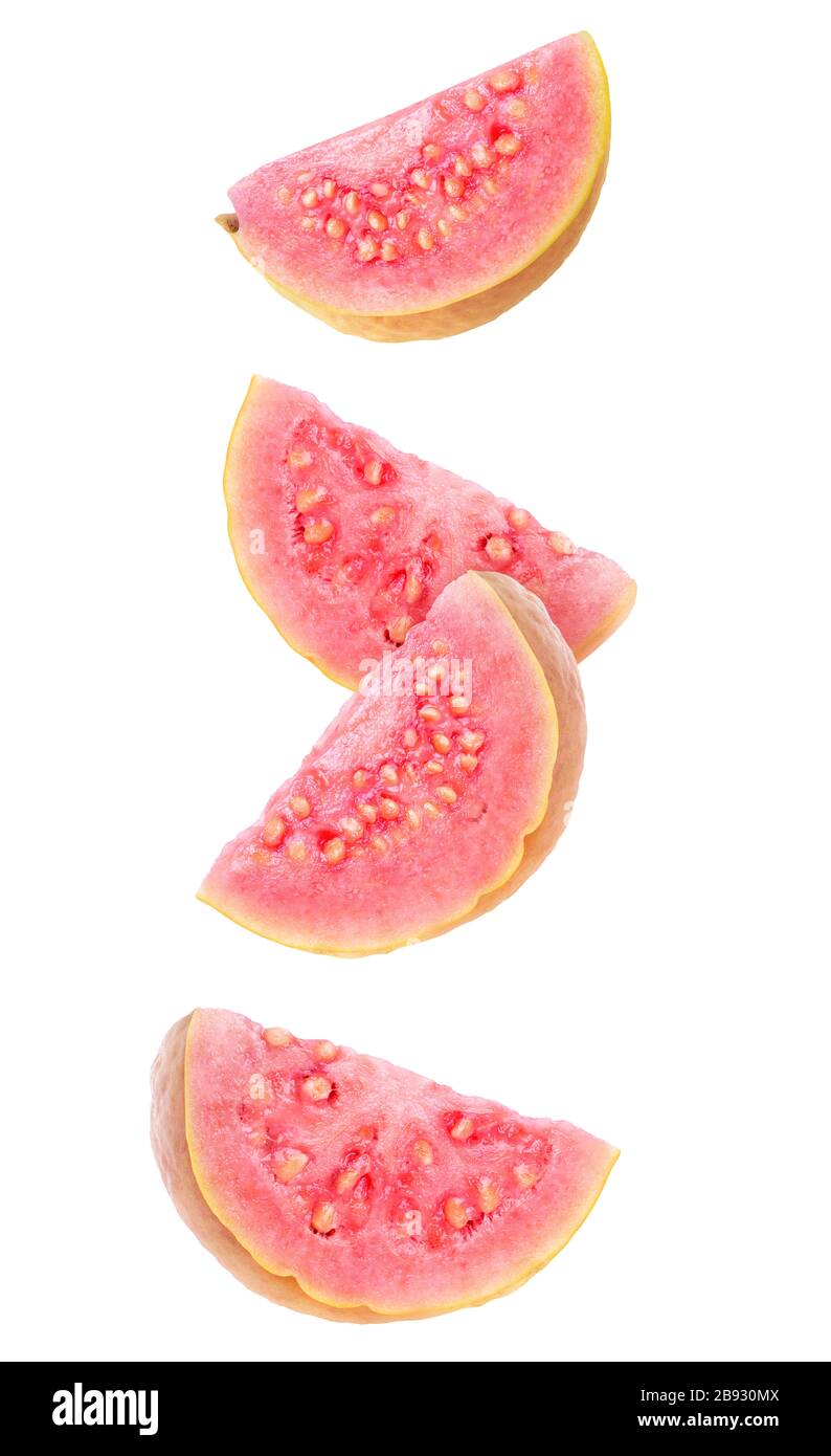Fette di guava isolate. Quattro spicchi di frutti di guava gialli con carne rosa isolati su sfondo bianco Foto Stock