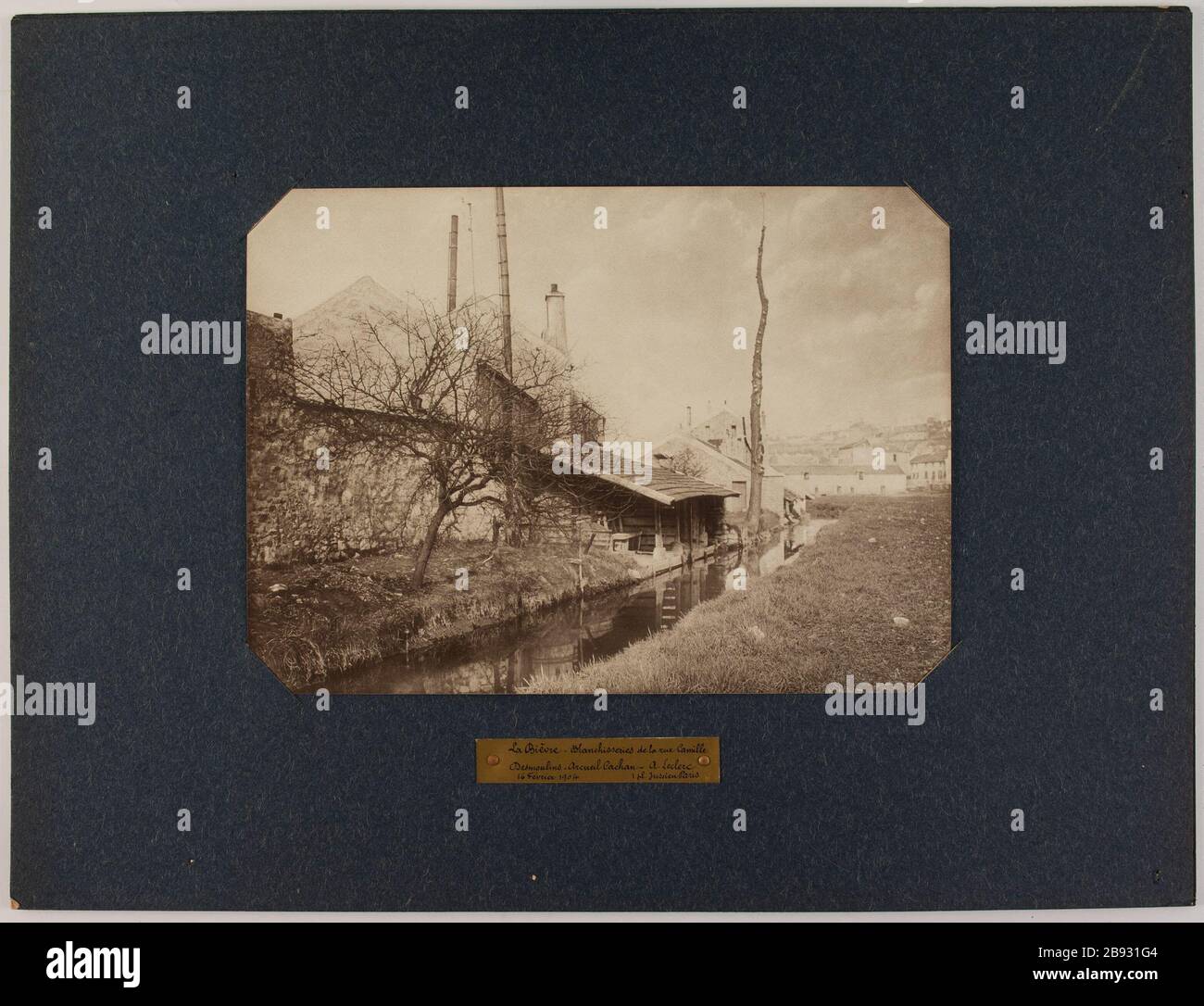 Bièvre - lavanderia strada Camille / Desmoulins - Arcueil Cachan / 16 febbraio 1904. Lavanderia strada Camille Desmoulins a Arceuil-Cachan, le rive della Bièvre. Blanchisseries de la rue Camille Desmoulins à Arcueil-Cachan (Val-de-Marne), au bord de la Bièvre. Anonima fotographie. Tirage au gélatino-bromure d’argent, 16 février 1904. Parigi, musée Carnavalet. Foto Stock