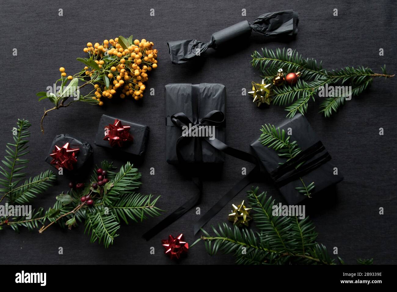 Avvolto Natale presenta piatto Lay con verde Foliage Foto Stock