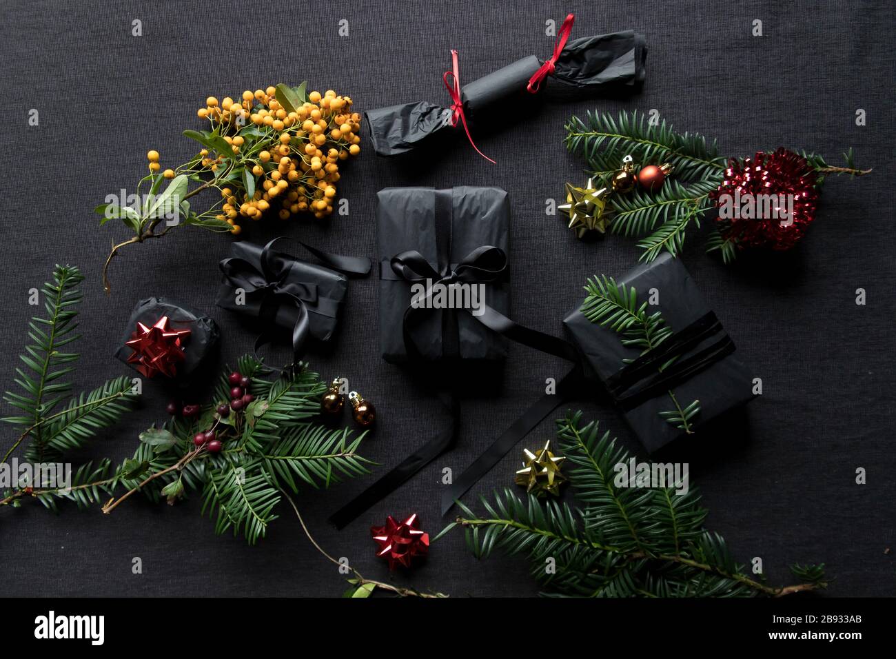 Avvolto Natale presenta piatto Lay con verde Foliage Foto Stock