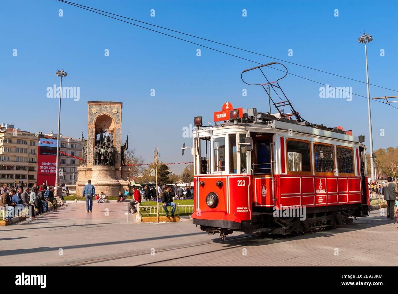 Red tram in Piazza Taksim, Istanbul, Turchia Foto Stock