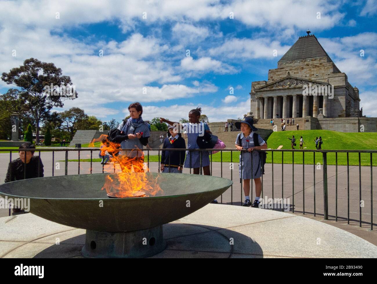 Insegnante di scuola accanto alla cornice eterna al Santuario della memoria, St. Kilda Rd, Melbourne Foto Stock