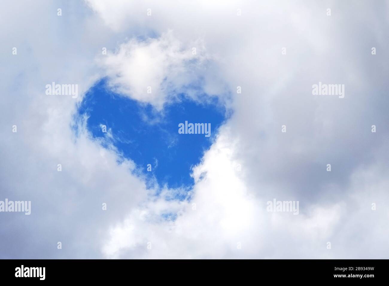 La clearance del cielo nelle nuvole, a forma di cuore. Foto Stock