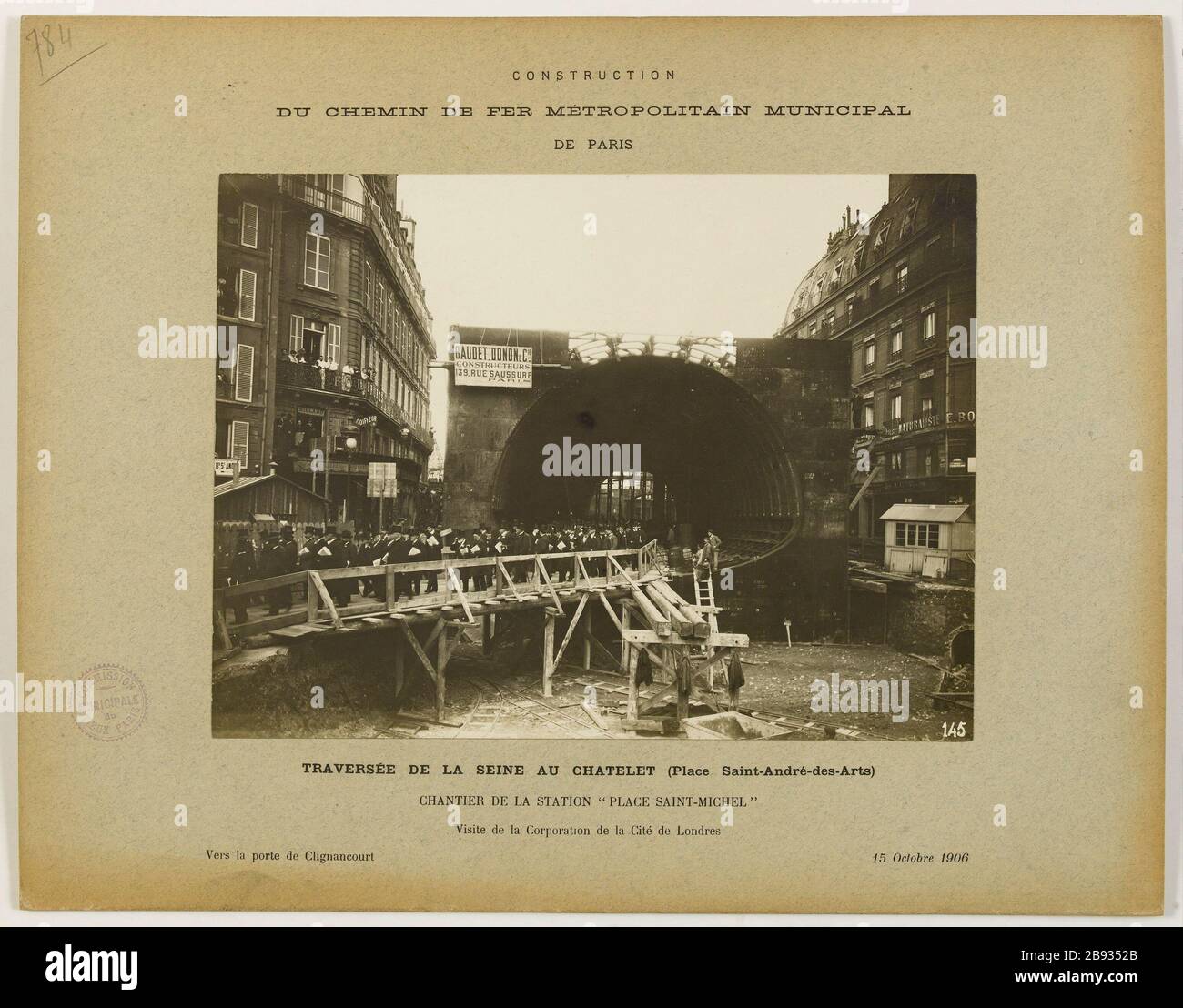 Edificio / ferrovia Metropolitan / Municipal / Paris Crossing the Seine at Châtelet (Saint-André-des-Arts) / Station Yard 'Place Saint-Michel' / Visita della Corporation of the City of London / verso la porta Clignanco Construction du chemin de fer Métropolitain Municipal de Paris : visite de la Corporation de la Cité de Londres, chantier de la stazione 'Place Saint-Michel'. Parigi (VE et vie arr. ), 15 ottobre 1906. Anonima fotographie. Tigre au gélatino-bromure d'argent. Parigi, musée Carnavalet. Foto Stock