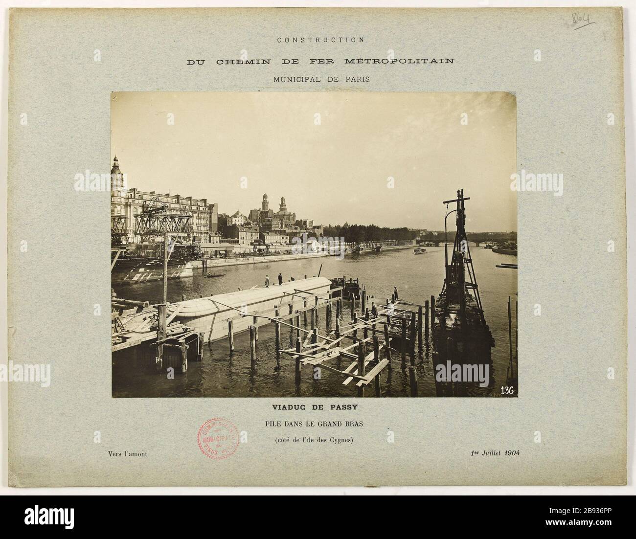 Costruzione / la ferrovia Metropolitan / Municipal / Paris Viadotto Passy / batteria nel braccio grande / (lato dell'isola Swan) / upstream 1 luglio 1904. Costruzione della ferrovia Metropolitan City di Parigi: Stack nel gran Anonyme. Construction / du chemin de fer Métropolitain / Municipal de Paris / Viaduc de Passy / pile dans le Grand bras / (côté de l'île des Cygnes) / Vers l'amont 1er juillet 1904. « Construction du chemin de fer Métropolitain Municipal de Paris : muck dans le Grand bras, viaduc de Passy, 16 ème circondario ». En 1904-07-01-1904-07-0 Foto Stock