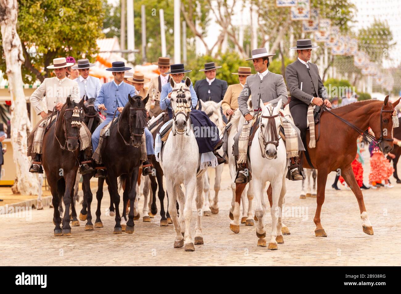 Uomini a cavallo durante la Siviglia fiera di aprile, Spagna Foto Stock