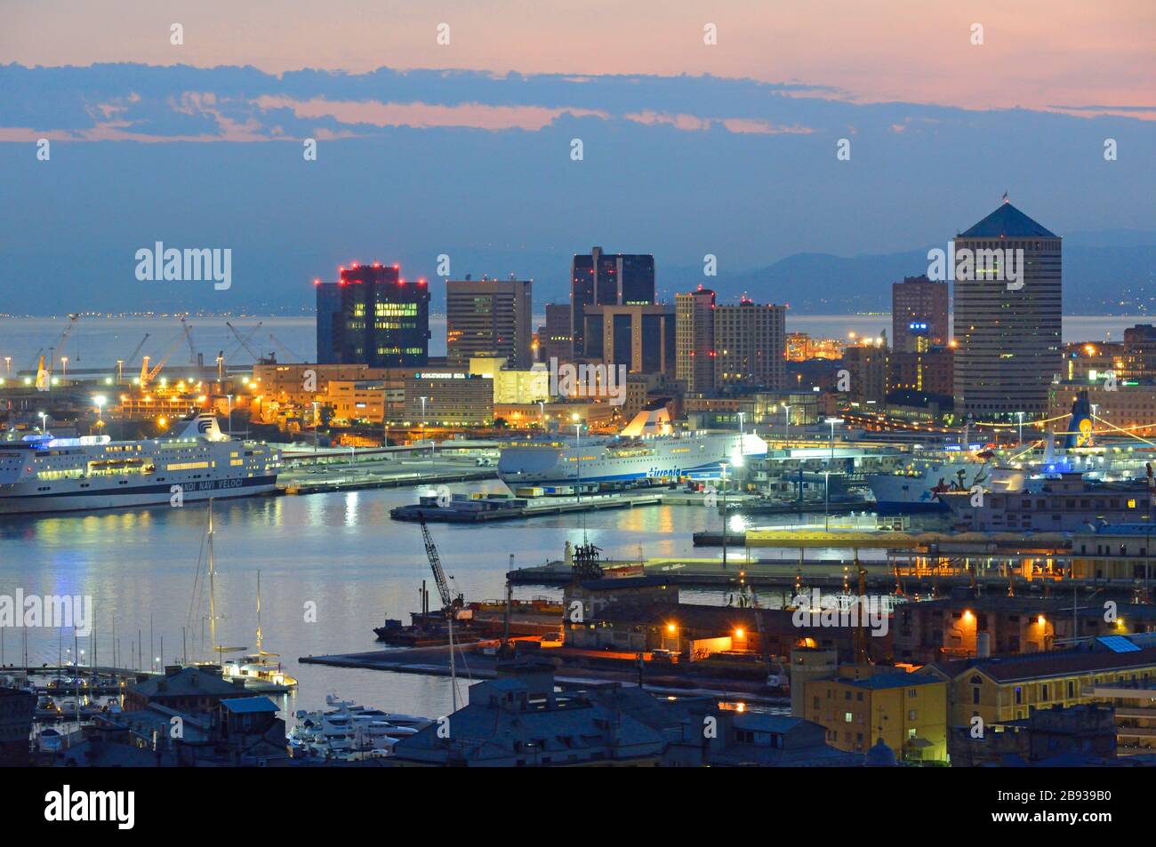 Tramonto sul porto di Genova, Liguria, Italia, Europa Foto Stock