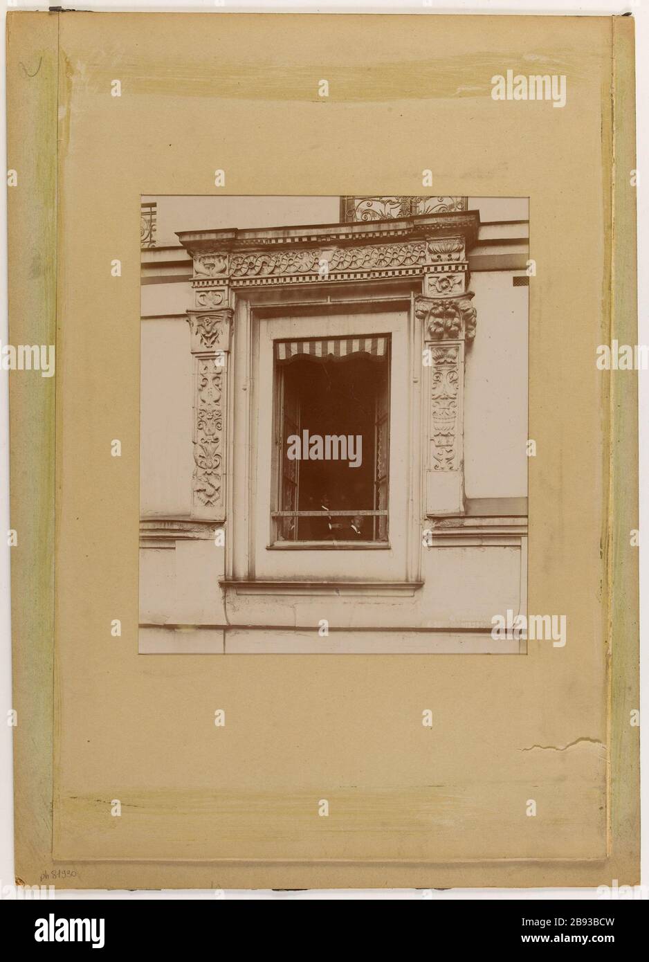 Cornice finestra decorata con rotoli, Parigi [?] Encadrement de fenêtre décoré de rinceaux, Parigi [?] Anonima fotographie. Parigi, musée Carnavalet. Parigi, musée Carnavalet. Foto Stock