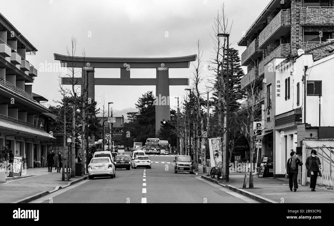 Una foto in bianco e nero della grande porta di torii accanto al Santuario Heian. Foto Stock