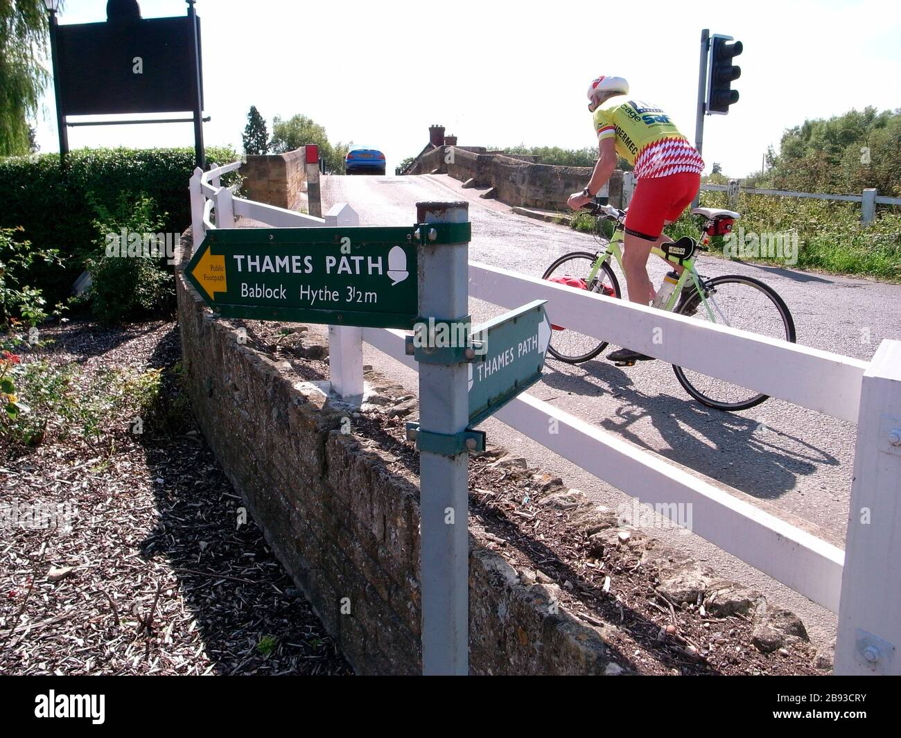 AJAXNETPHOTO. WITNEY, OXFORDSHIRE, INGHILTERRA. - RIVERSIDE WALKS - PUBBLICO SEGNALE SENTIERO SULLA STRADA CHE ATTRAVERSA IL TAMIGI; CICLISTA TESTA SOPRA IL BRIDGE.PHOTO:JONATHAN EASTLAND/AJAX REF:GRDX0310_12338 Foto Stock