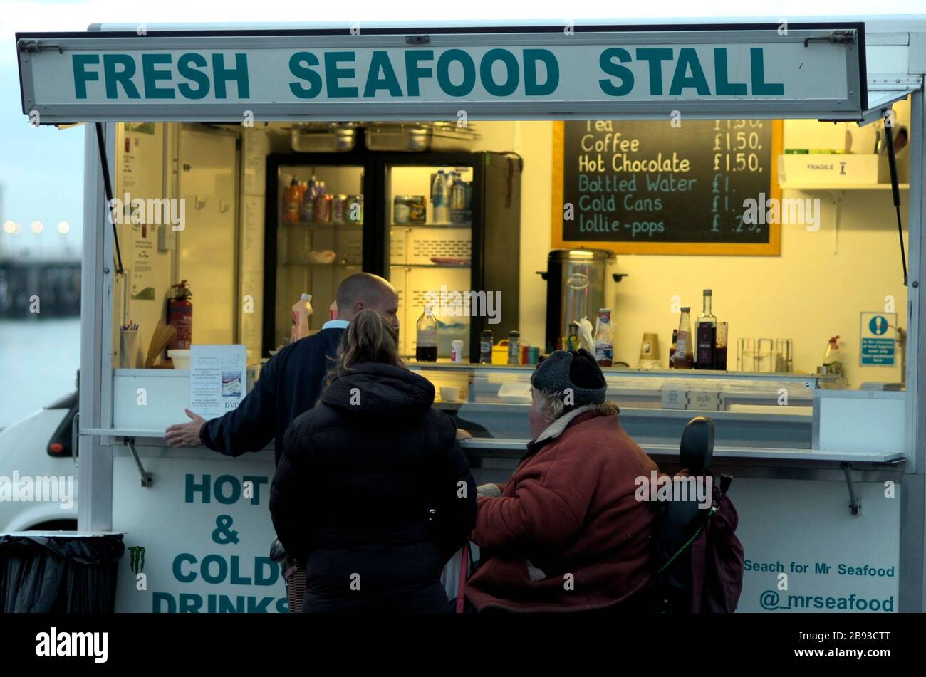 AJAXNETPHOTO. WORTHING, WEST SUSSEX, INGHILTERRA. - PESCE DA ANDARE - I CLIENTI ASPETTANO DI ESSERE SERVITI IN UNA BANCARELLA DI PESCE FRESCO SULLA PROMENADE.PHOTO:JONATHAN EASTLAND/AJAX REF:DH122110 138 Foto Stock