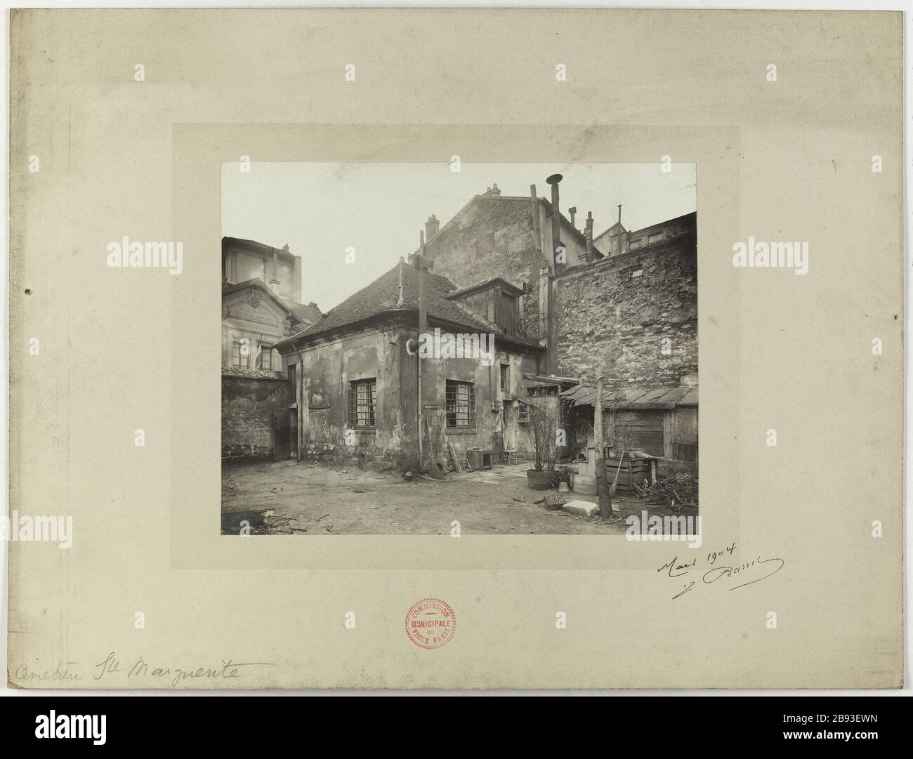 Cimitero Sainte Marguerite. Vista di una casa nel cimitero di Ste Marguerite, 11 ° arrondissement, Parigi. Barry, Jean. Cimétière Ste Marguerite. "Vue d'une maison au cimétière Ste Marguerite, 11ème circondario, Parigi". Tirage au gélatino-bromure d’argent. Après 1904-03-1904-03. Parigi, musée Carnavalet. Foto Stock