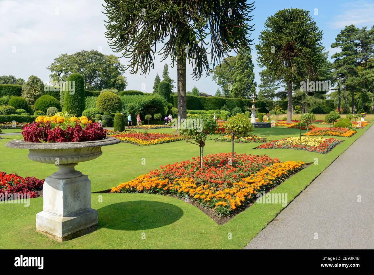 Il colorato e formale giardino fiorito a Brodsworth Hall vicino a Doncaster Foto Stock