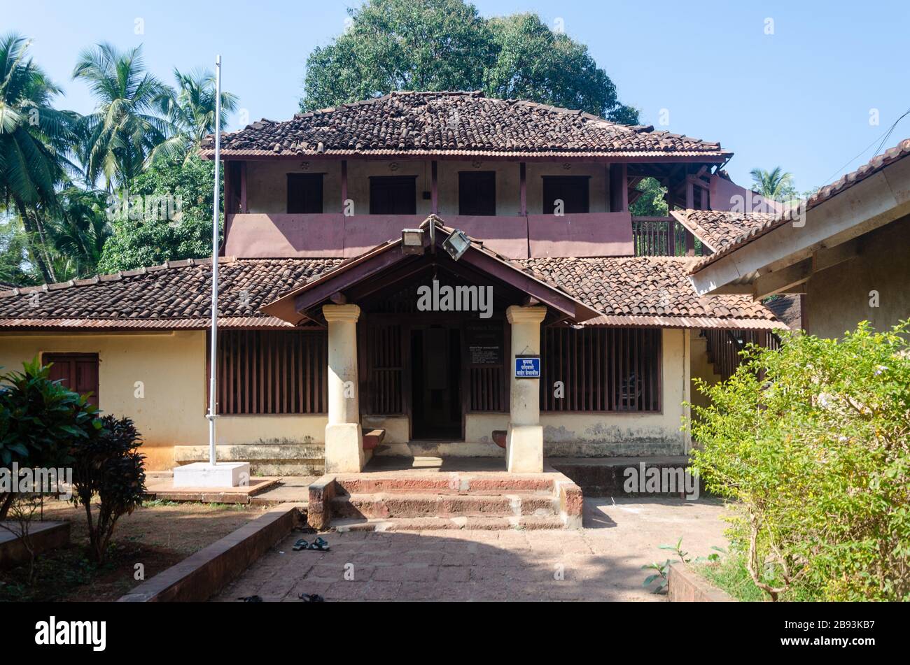 Vista esterna della tradizionale casa Konkani, la casa natale di Lokmanya Tilak a Ratnagiri, Maharashtra, India Foto Stock