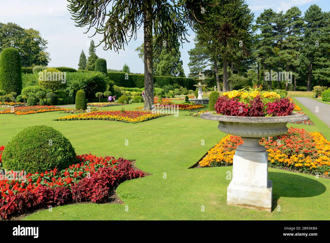 Il colorato e formale giardino fiorito a Brodsworth Hall vicino Doncatering Foto Stock