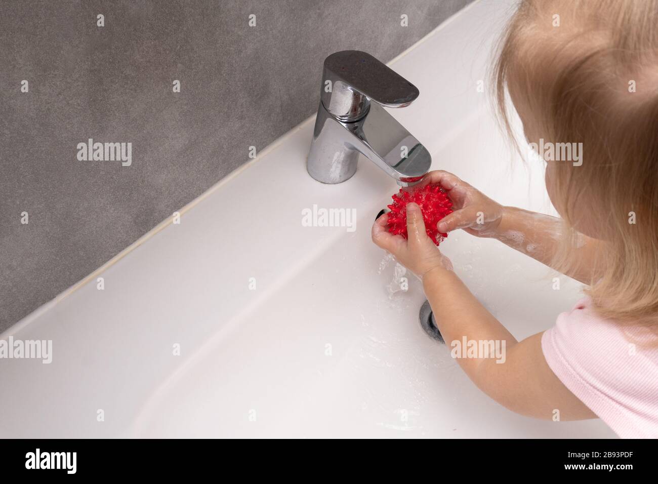 Il bambino lava le mani con il coronavirus, Foto Stock